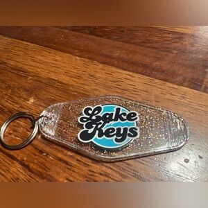 New LAKE KEYS motel style retro keychain